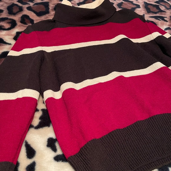 St. John turtle neck - Picture 3 of 5